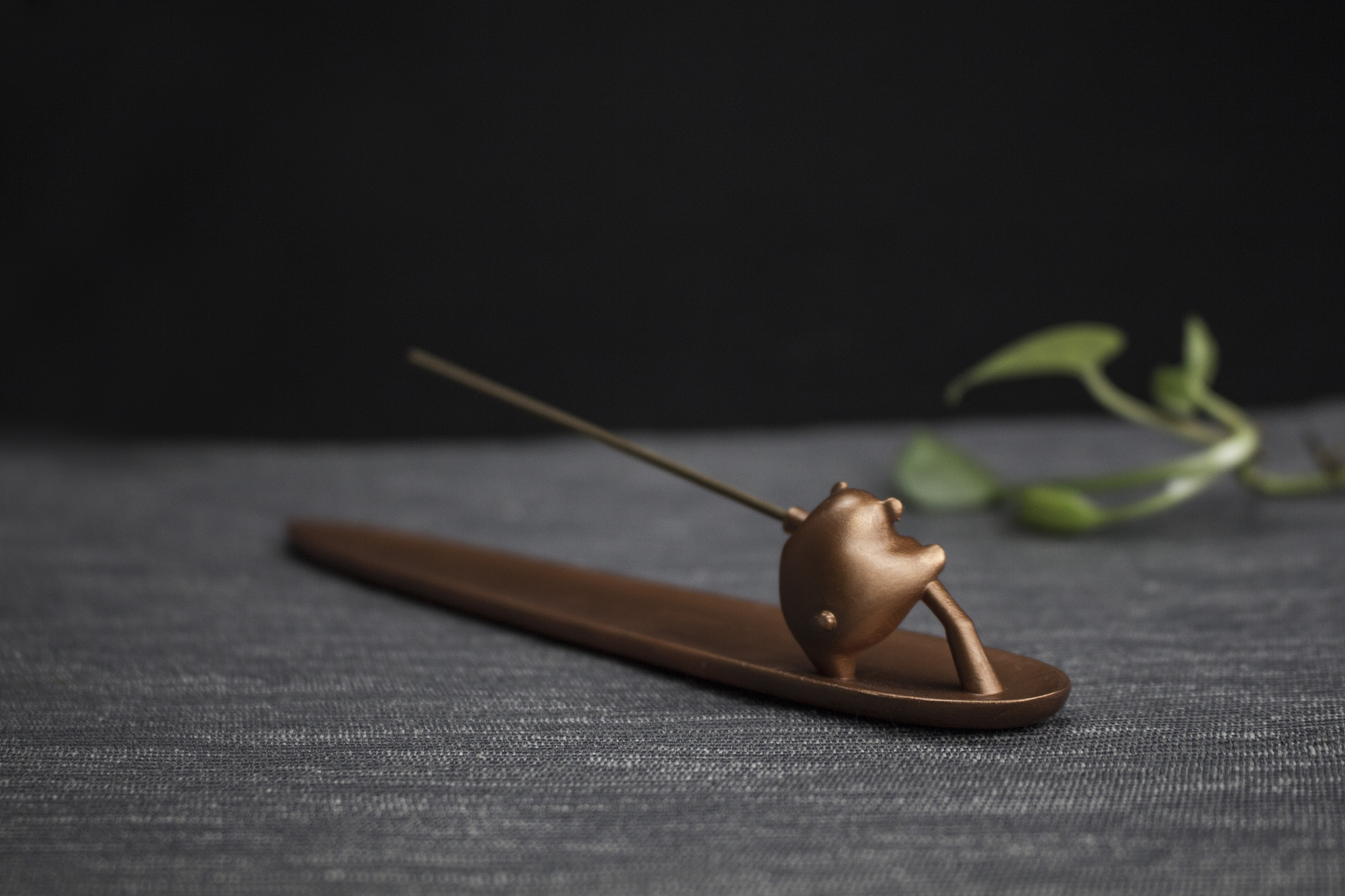 熊猫戏竹香薰摆件