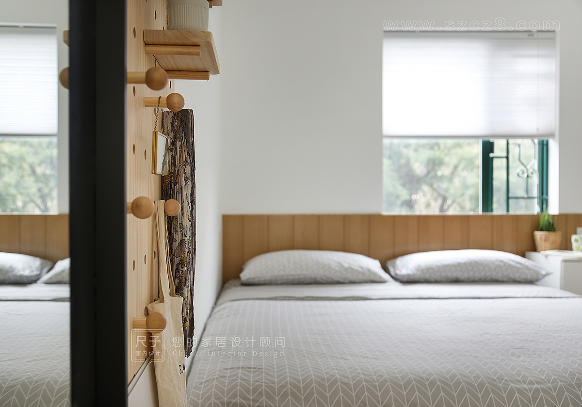 阳光轻轻洒在居室一角,未经雕饰的空间,与窗外的初绿交融,唤醒一天的好心情。