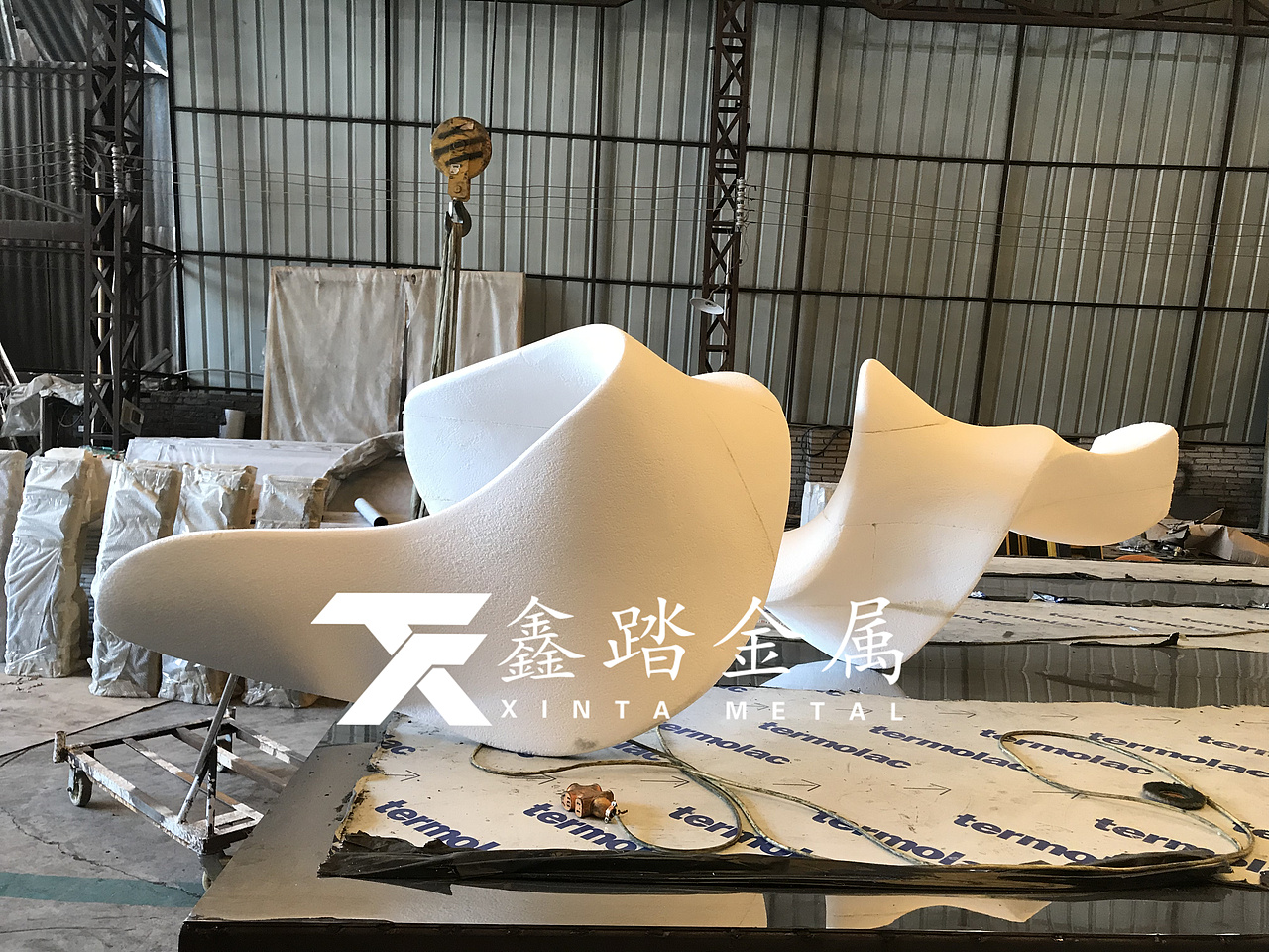 手工锻造双曲面不锈钢雕塑、镜面不锈钢“大拇指”雕塑