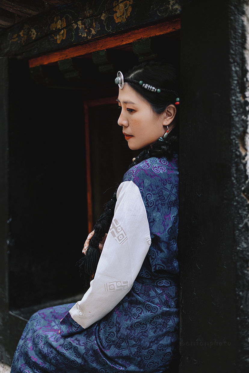 藏服写真|小众且优雅的拉萨服～（图ZMzQ0NTI2NzAw） - 人像摄影 - 站酷设计师巴年原创素材 - 站酷ZCOOL