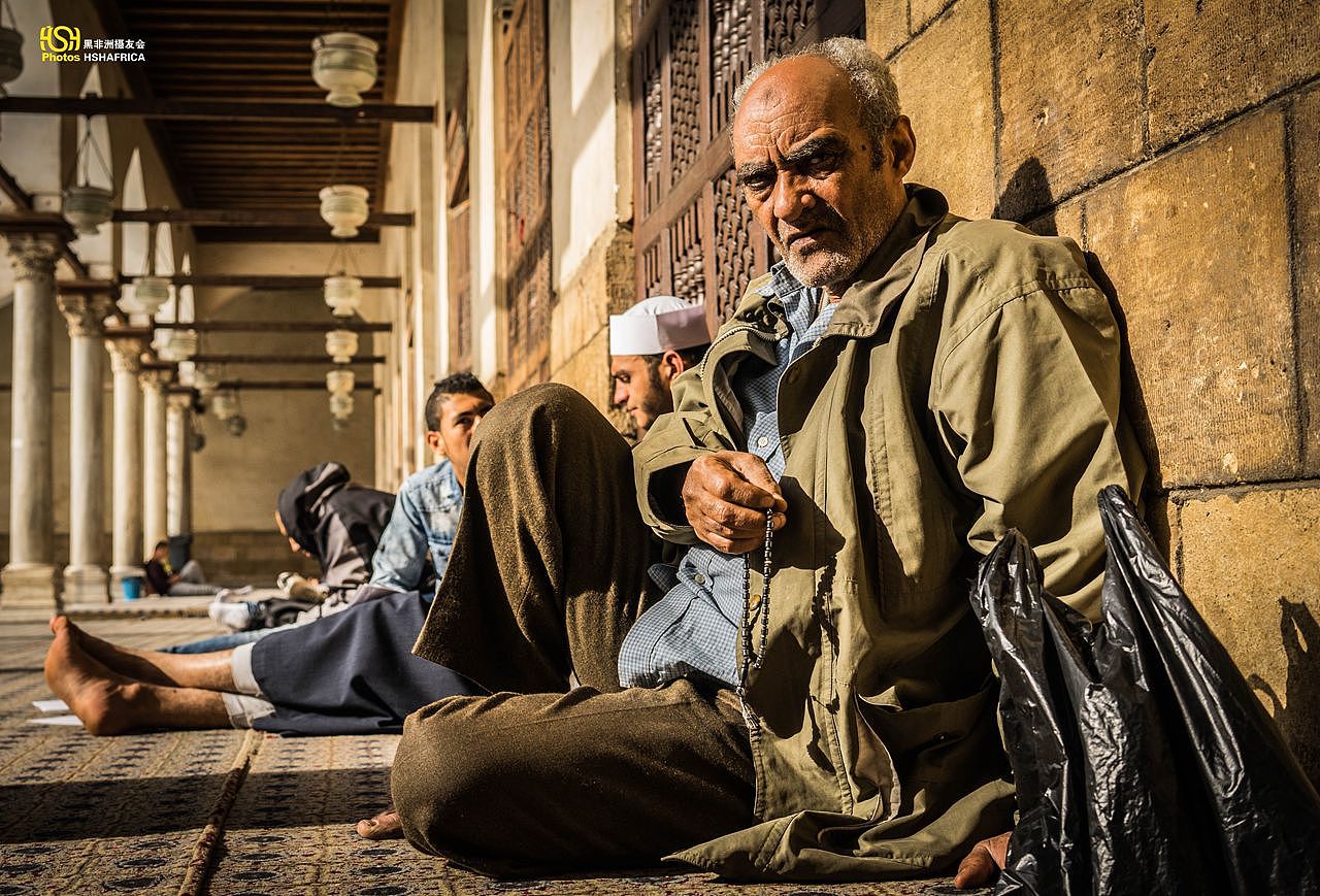 逛完哈利利，我来到了马路对面的具有悠久历史的艾兹哈尔清真寺，这里同时也是一所大学，老人安静的坐在长廊里念着经。