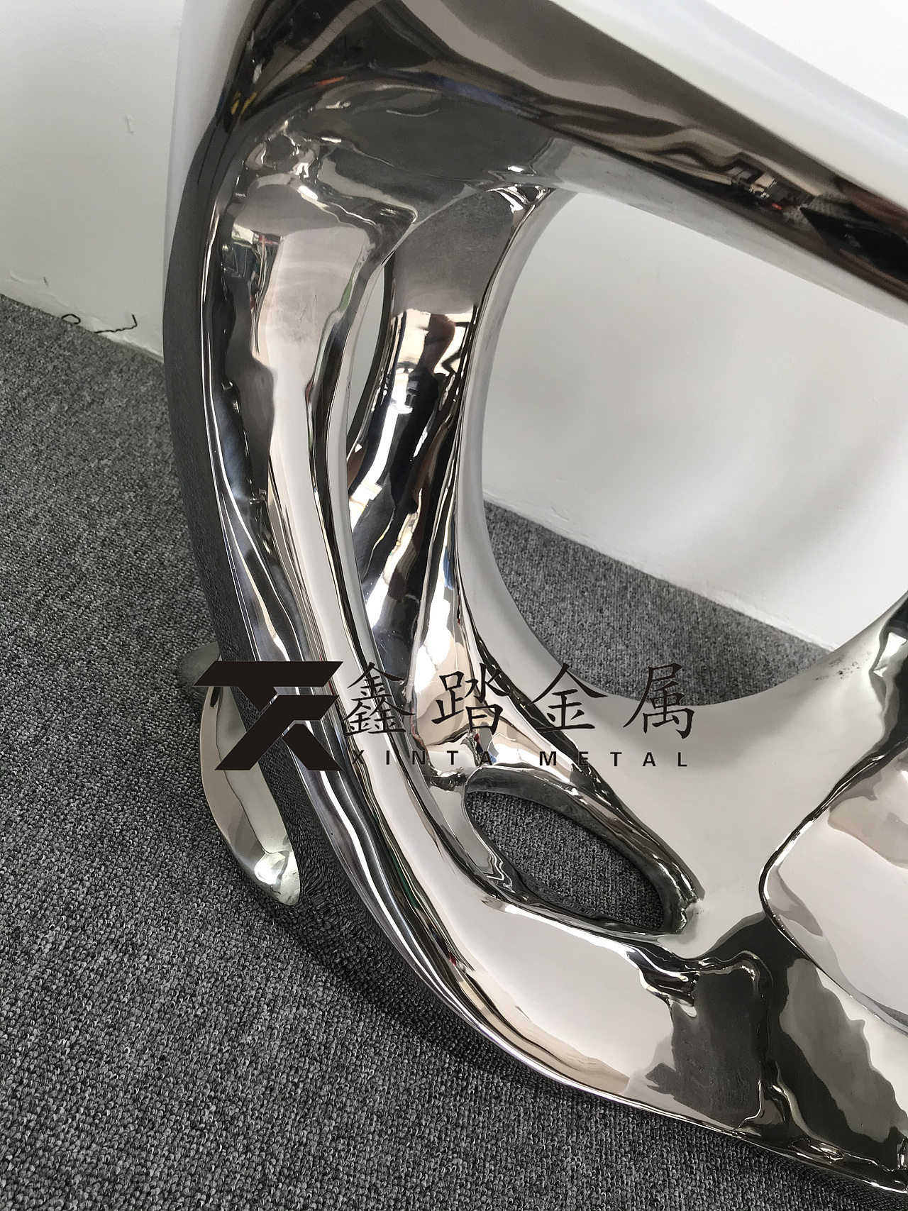 手工锻造双曲面不锈钢坐凳雕塑表面抛光镜面效果成品