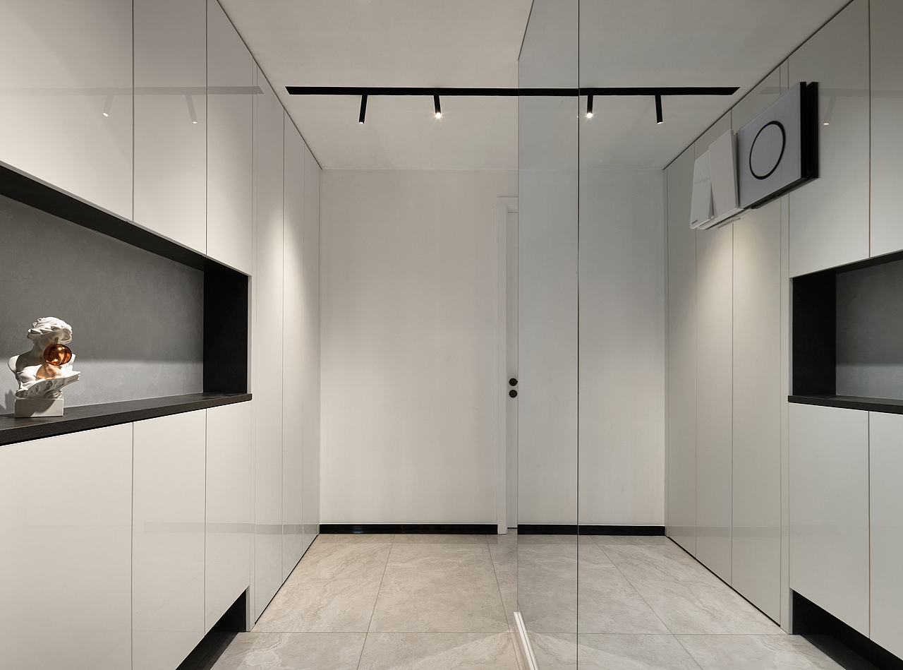 通过在入户右侧设置一整面的换衣镜,在虚与实之间,从而达到满足功能和延伸视觉的效果