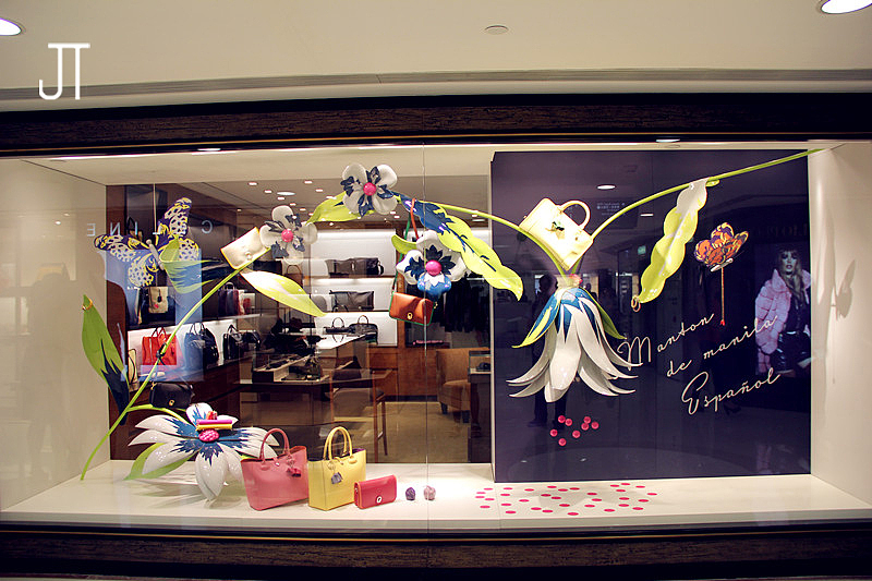 店铺的通透橱窗中,色彩艳丽的花朵以及随意飞舞的蝴蝶 br>这样的一种