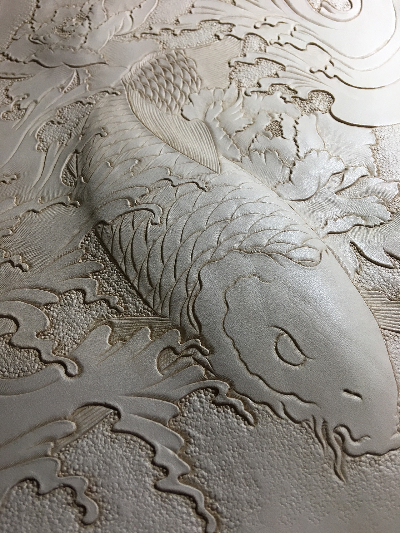 皮雕画—-锦鲤牡丹