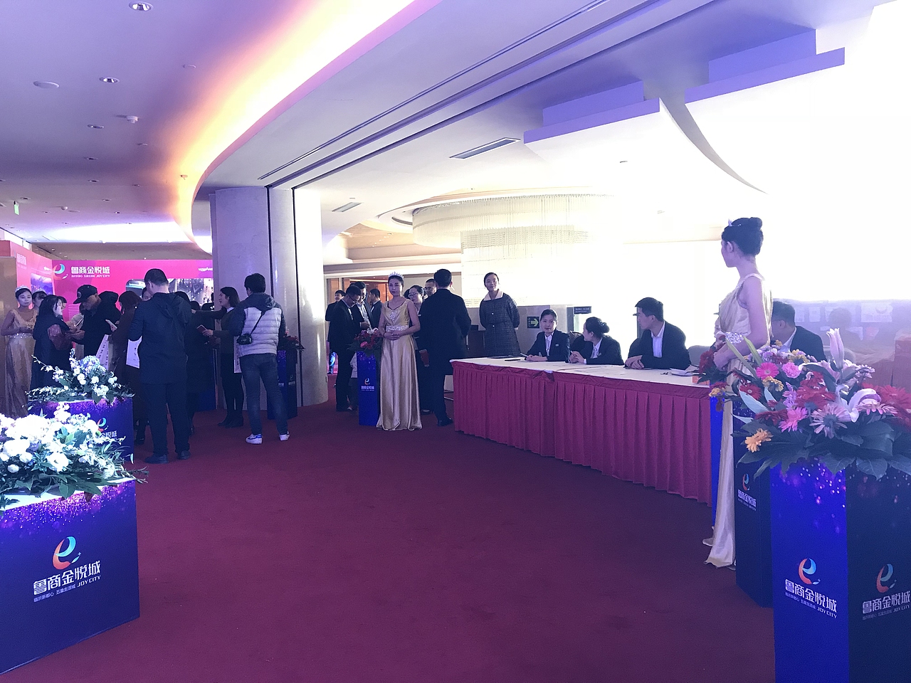 商业街发布会简约效果图及实际执行照片视频（图ZMTgzNzkxMTU2） - 场景 - 站酷设计师放狼的小羊原创素材 - 站酷ZCOOL