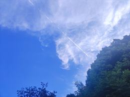 飛機(jī)??劃過天空