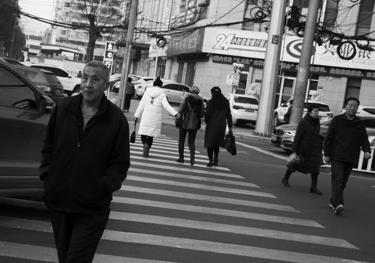 街头——《候》（图ZMTM3MjExNjA4） - 人文/纪实摄影 - 站酷设计师Solokoala原创素材 - 站酷ZCOOL