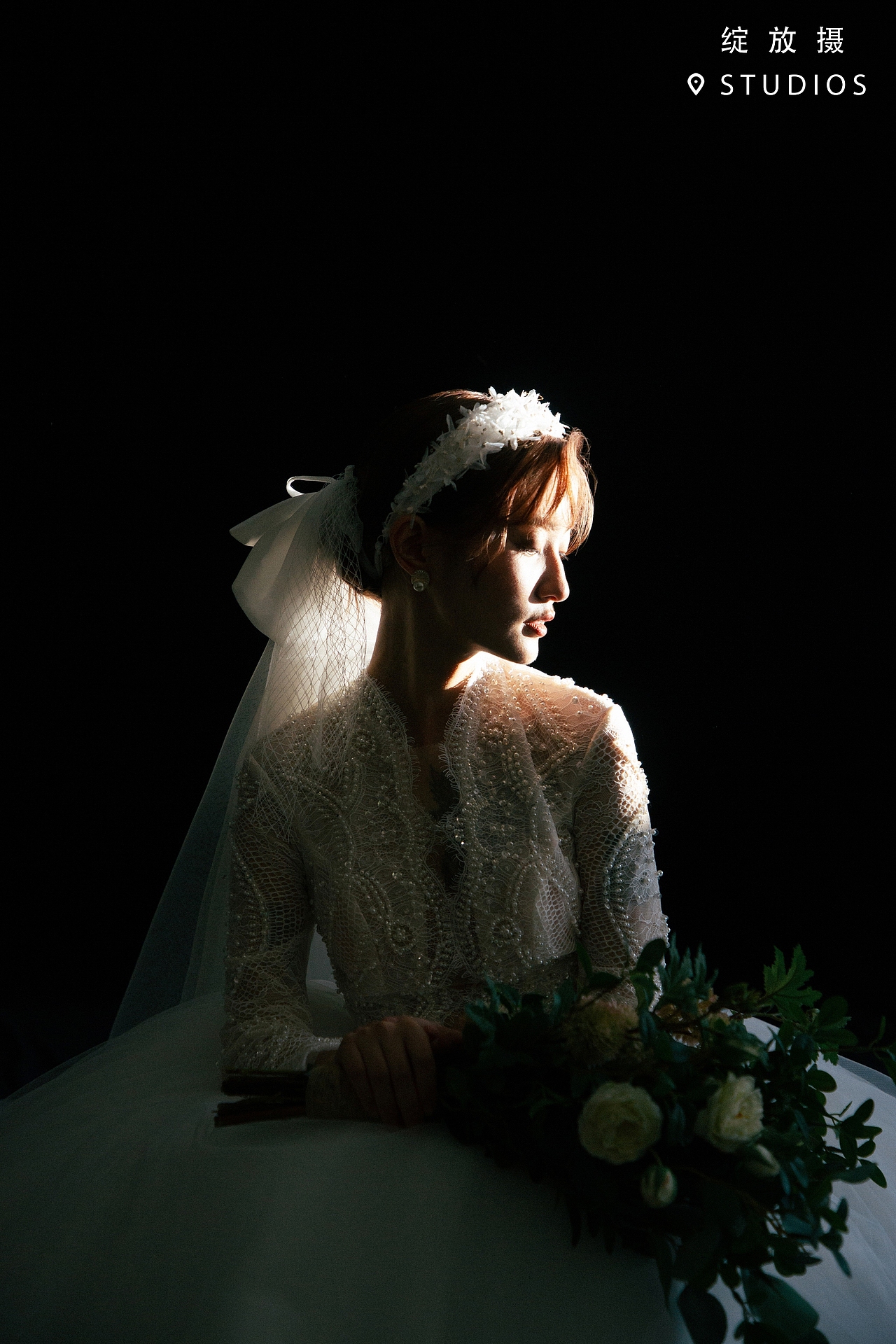 仪式感室内光影婚纱照静谧蓝