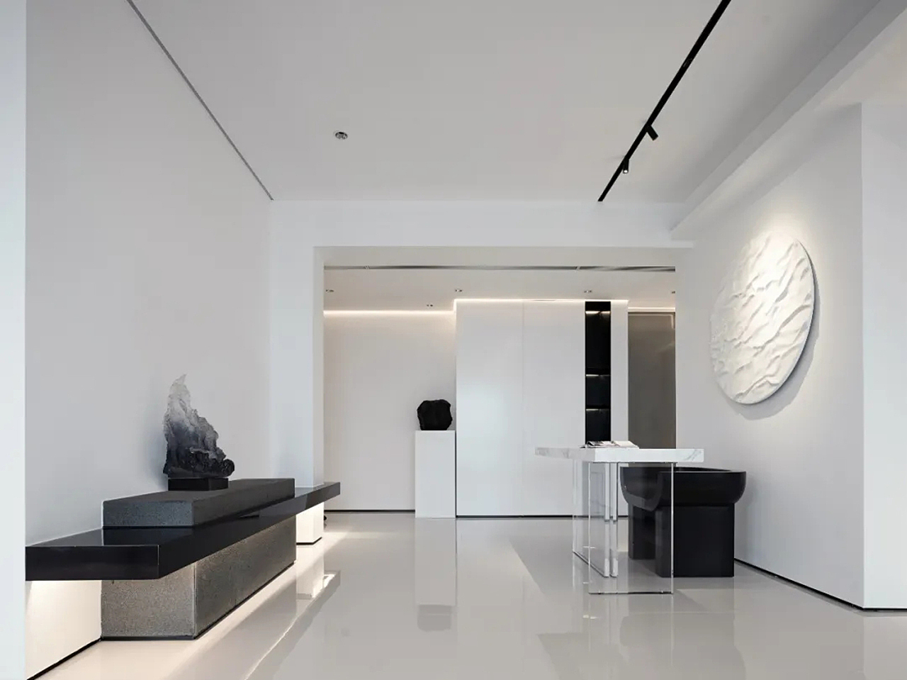 冷暖色调和灯光的碰撞,产生强烈对比,以最少的颜色呈现丰富的层次感。不动声色勾勒出空间的视觉重点,在照明功能和美学尺度上达成平衡。