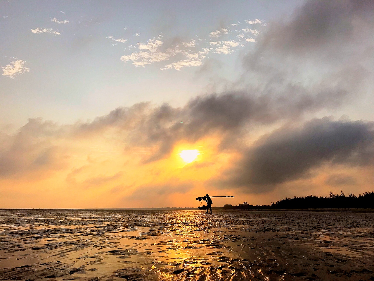 《夕陽餘暉下趁海人》