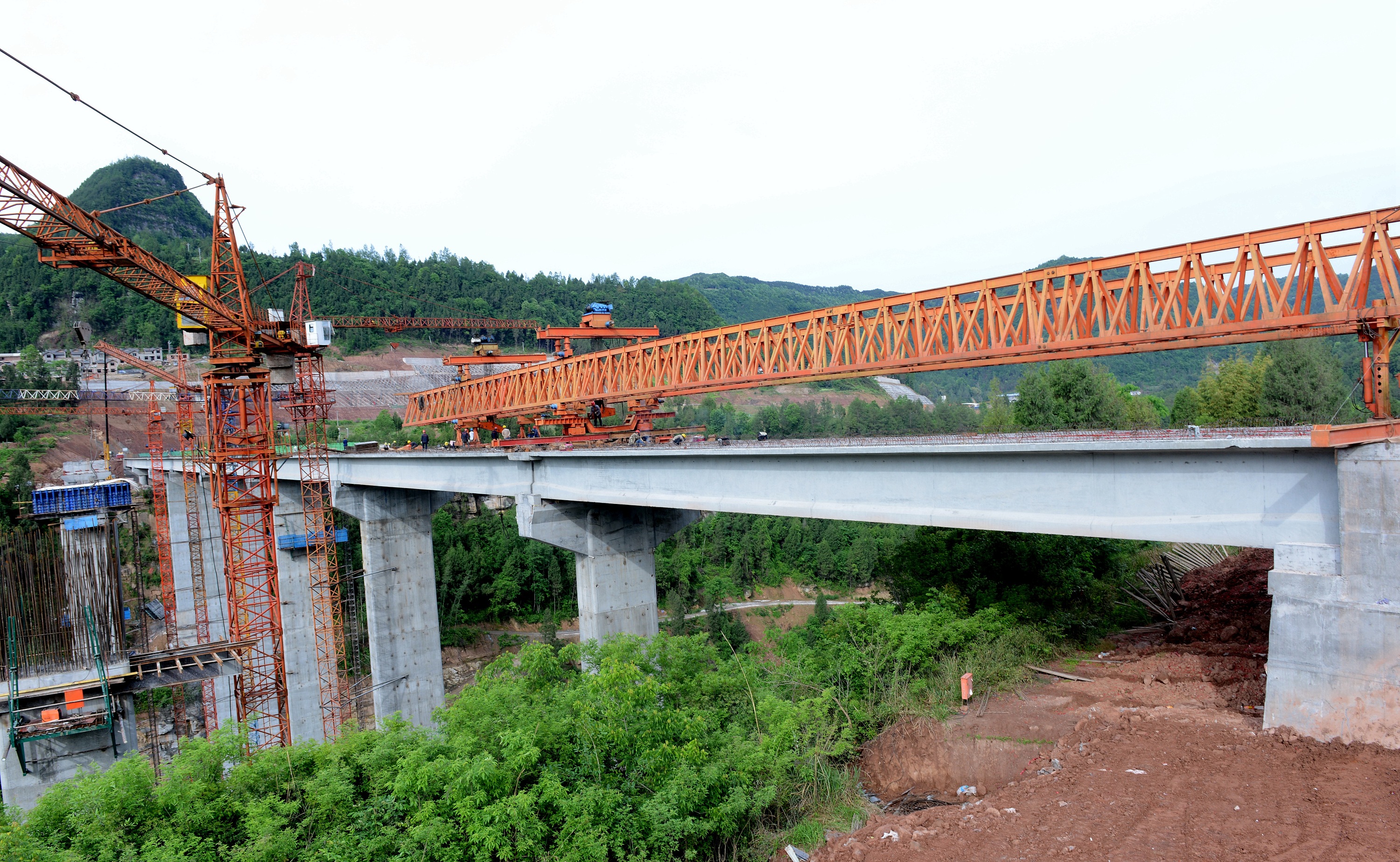 四川通江:巴万高速洞坎河大桥左线t梁架设完成