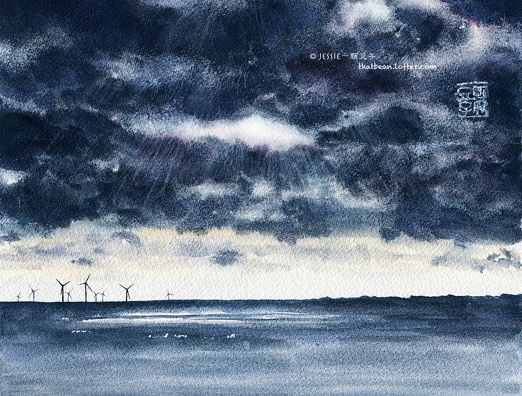 布满乌云的天空,和异常平静的海面.