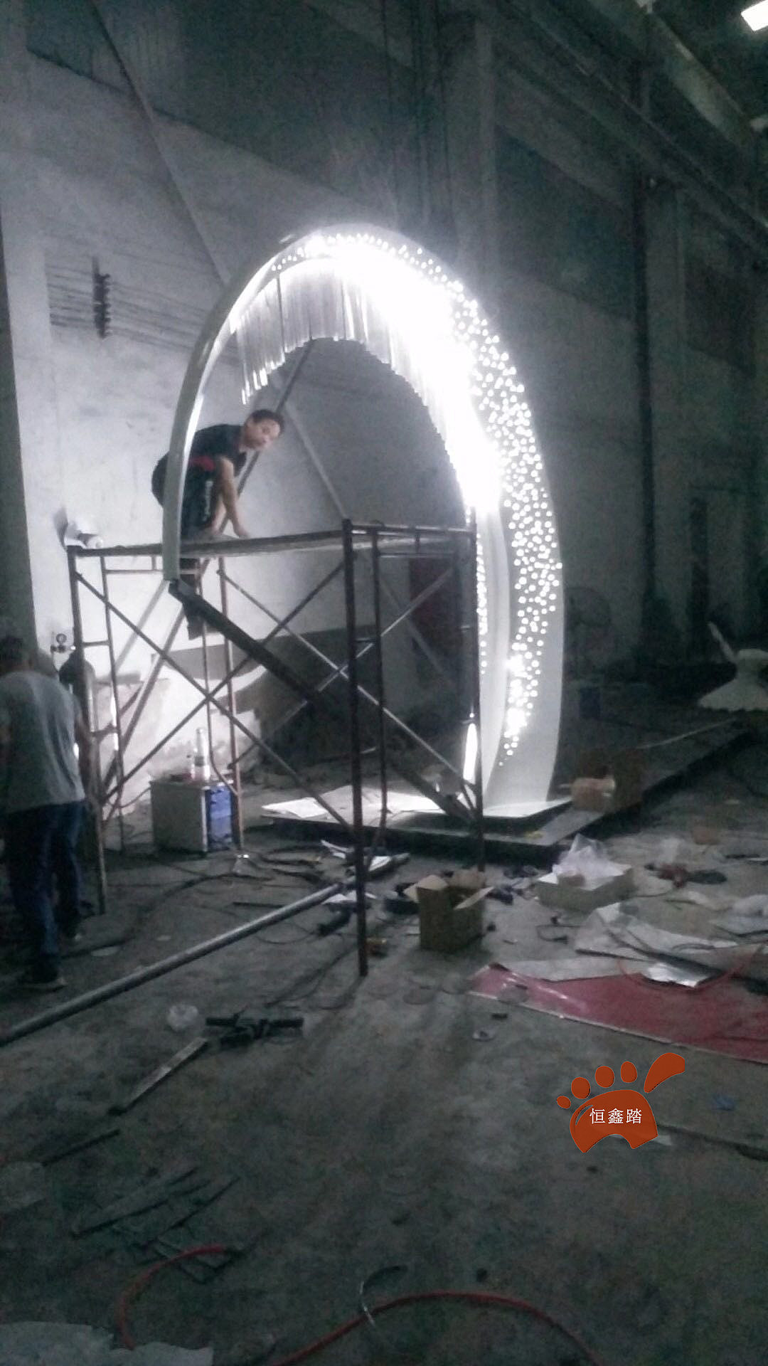 不锈钢发光月牙雕塑梦幻灯光水景雕塑不锈钢半月雕塑