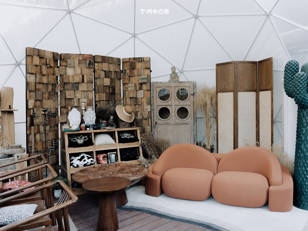 美学设计的灵动
艺术之旅的沉浸<br>用空间碰撞情绪<br>唤醒非凡感官<br><br>The flexibility of aesthetic design<br>The immersion of art journey<br>Collision of emotions with space<br>Awaken extraordinary senses<br><br><br>T·MO从不定义任何空间<br>每个来到这里的人<br>在知觉被触发的瞬间<br>会有不同的演绎和感受<br><br>T. Mo never defines any space<br>Everyone who comes here<br>At the moment when perception is triggered<br>There will be different interpretations and feelings<br><br><br>◎<br><br>「 第二栖 」<br>·<br>陈列空间<br>· <br>展厅<br>·<br>定制家具  软装家居<br><br>-<br><br>「 SECOND WAY 」<br>·<br>Item Presentation <br>·<br>Exhibition Hall<br>·<br>Customized Furniture | Soft Decoration Home<br><br>◎<br><br><br>T·MO给予家人不止于居住的停留<br>我们探索精神层面的更多可能<br><br>-<br><br>T · Mo gives family more than residence<br>We explore more possibilities at the spiritual level<br>