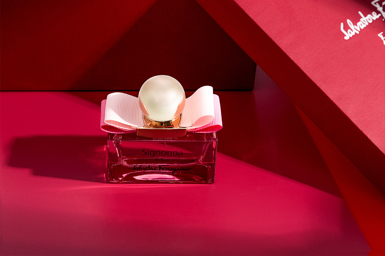 化妆品拍摄-香水拍摄红色系列产品图