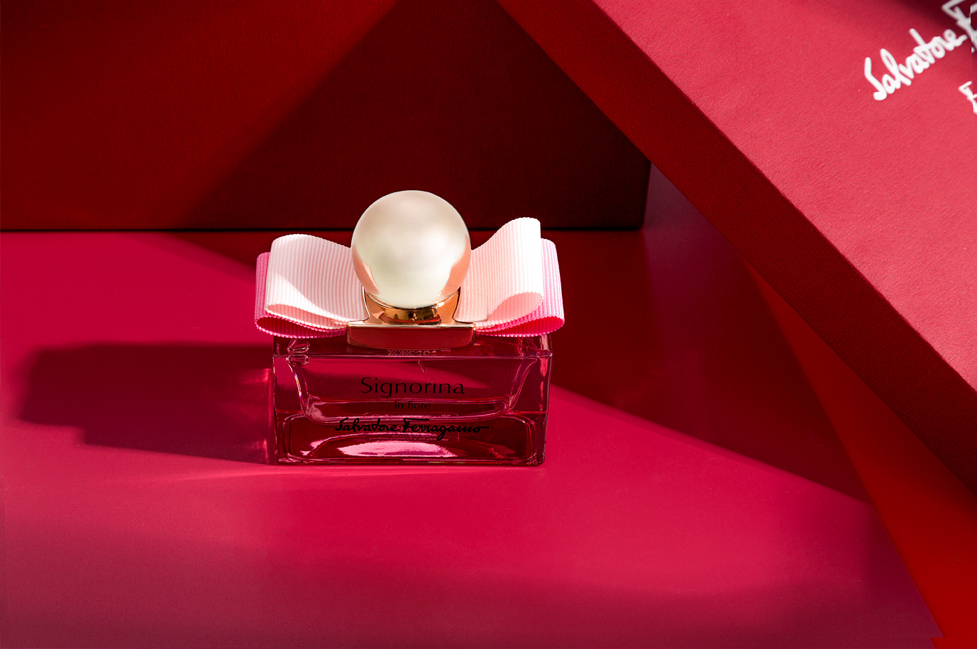 化妆品拍摄-香水拍摄红色系列产品图