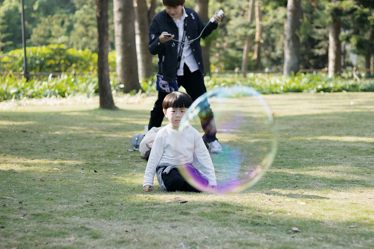 阿咔和他的泡泡（图ZMTU0MTE1NDA4） - 人像摄影 - 站酷设计师Gardenianer_s原创素材 - 站酷ZCOOL