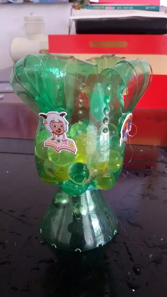 可乐瓶科技小制作 小伙用可乐瓶制作漂亮的种植盆