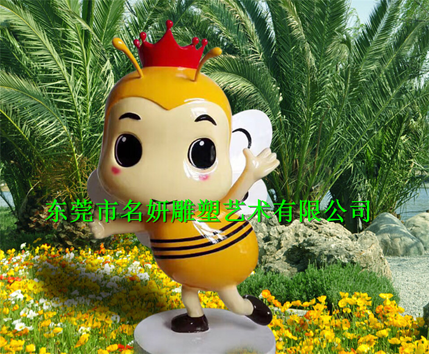 云南养殖场利用玻璃钢立体卡通蜜蜂雕塑吸引游客买蜂