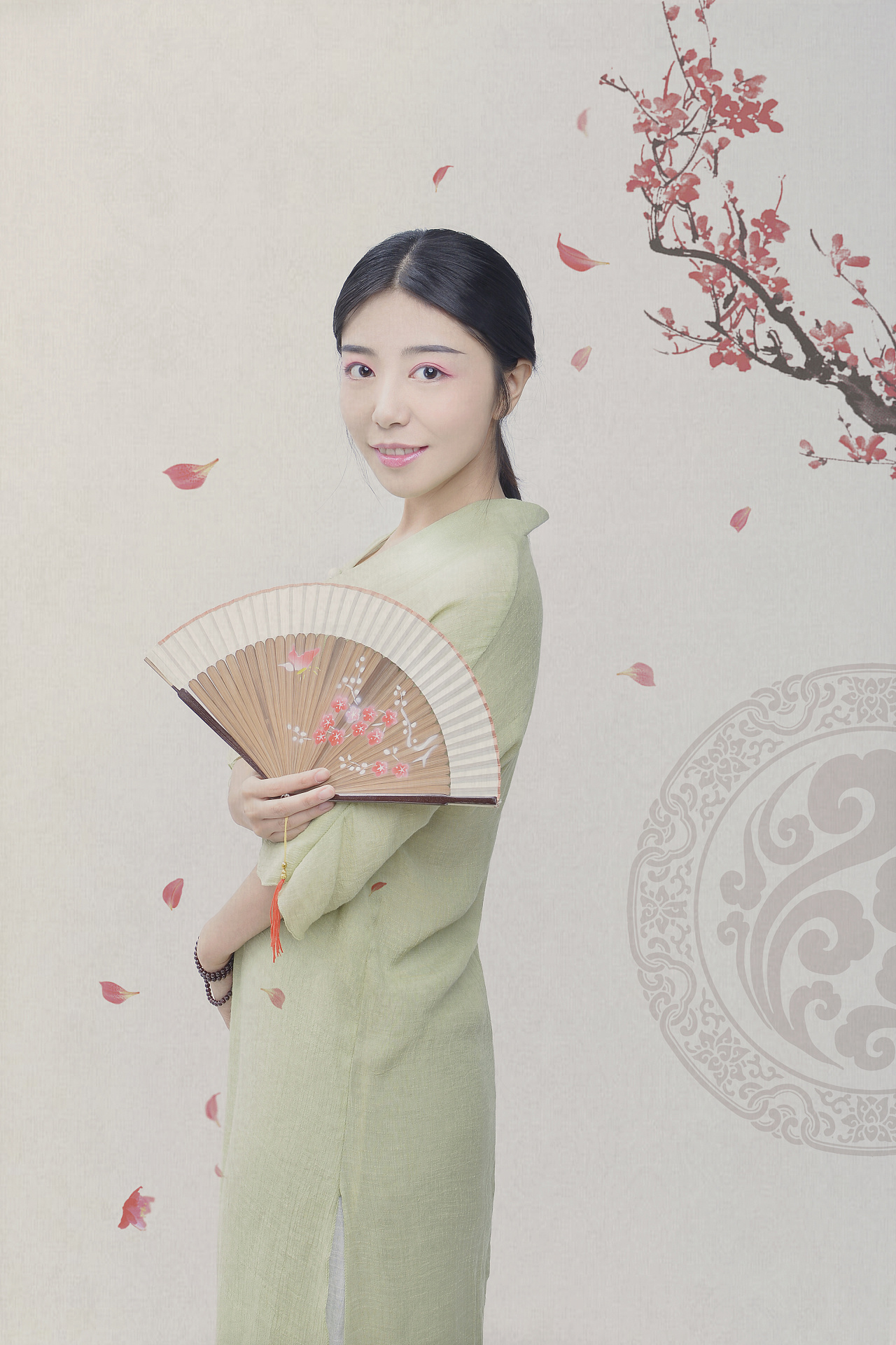 逃出这个繁杂的现代世界,做一回持扇女侠