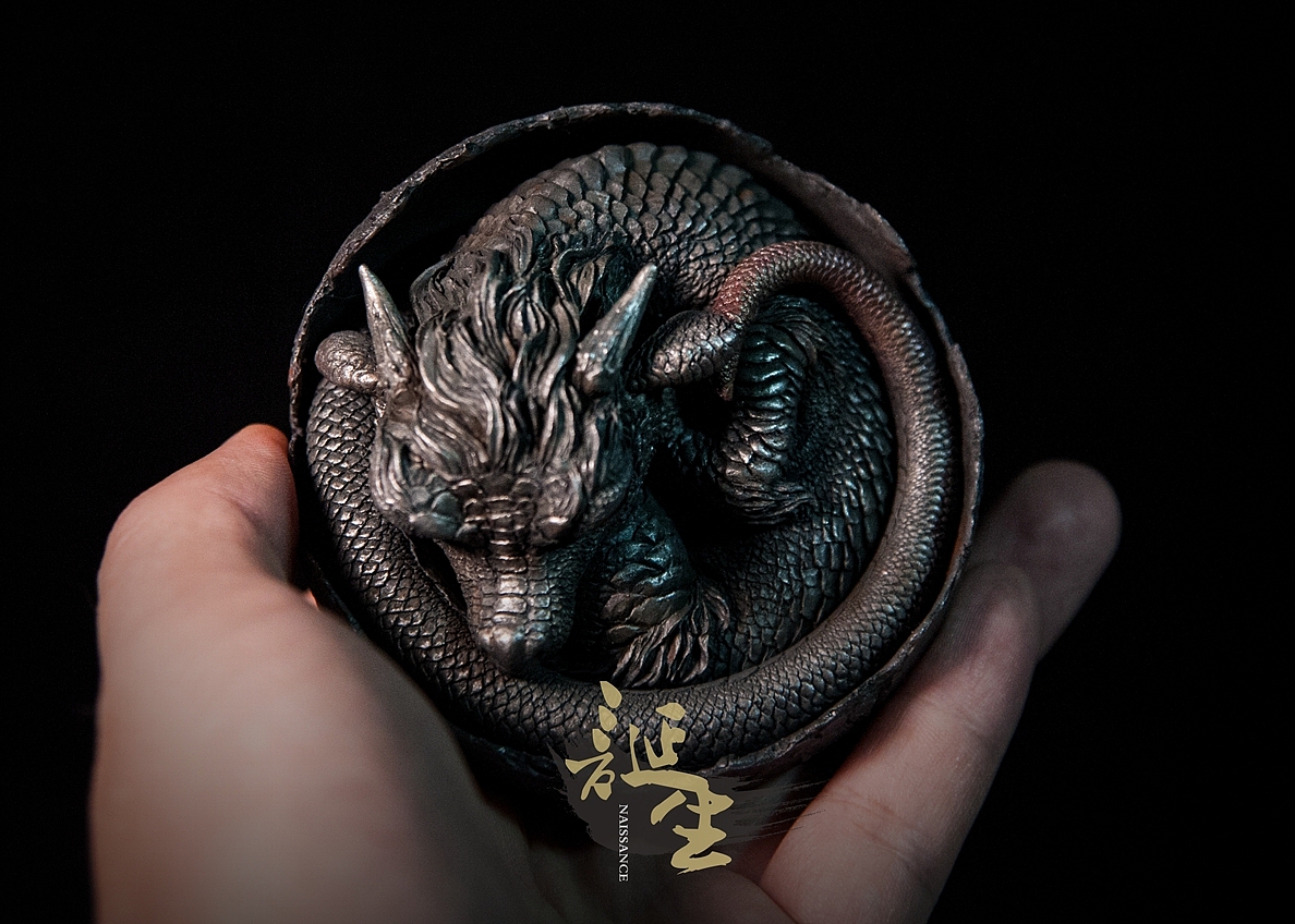 那么,取这么文艺的名字,有啥意义呢?当然是有意义的啦!诞生——龙之章
写真和时光代表的是现实和灵魂,象征的是生命的繁荣和衰败。而词缀翡翠和蚀则是对应一组,当然类似的还有玛瑙和炽等等~~<br>如果有兴趣的朋友,可以11月5号开始在小店接受预订哟,上海的朋友也可以在11月5-6号到SHCC现场看实物并且预订哟,有礼送哟~~好了,接下来就看图吧。