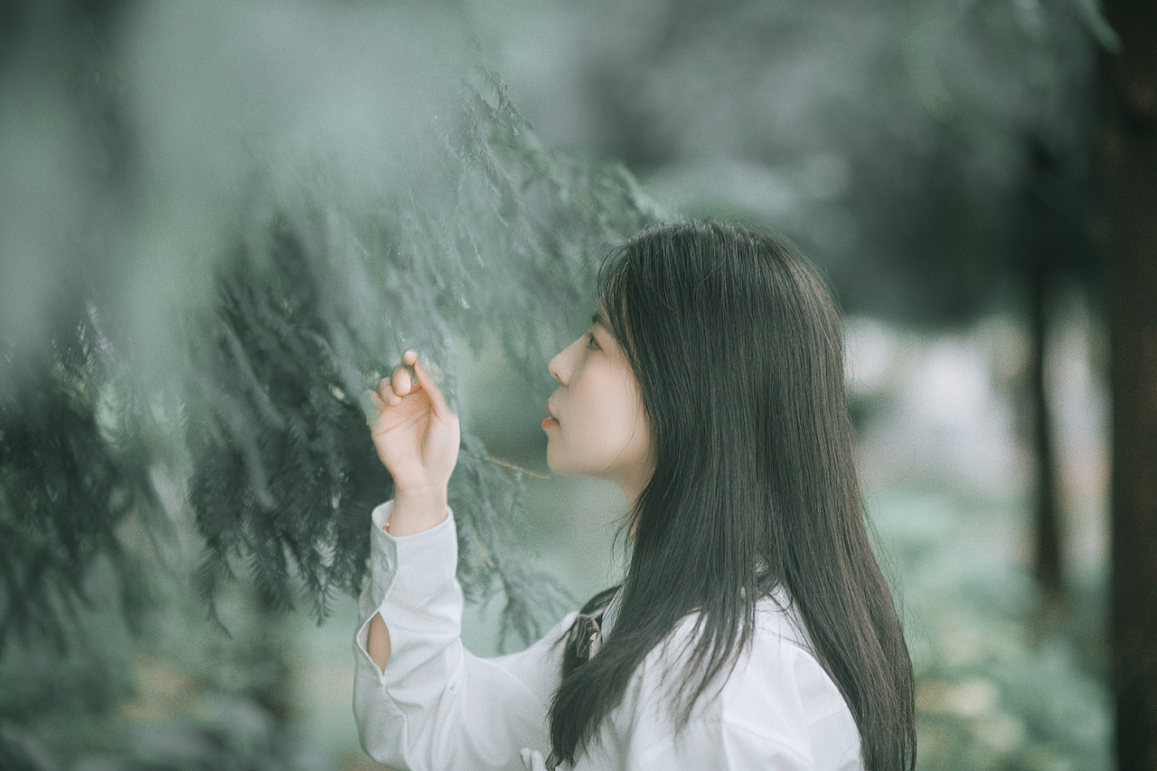 你说我像精灵,是对比周围的黯淡