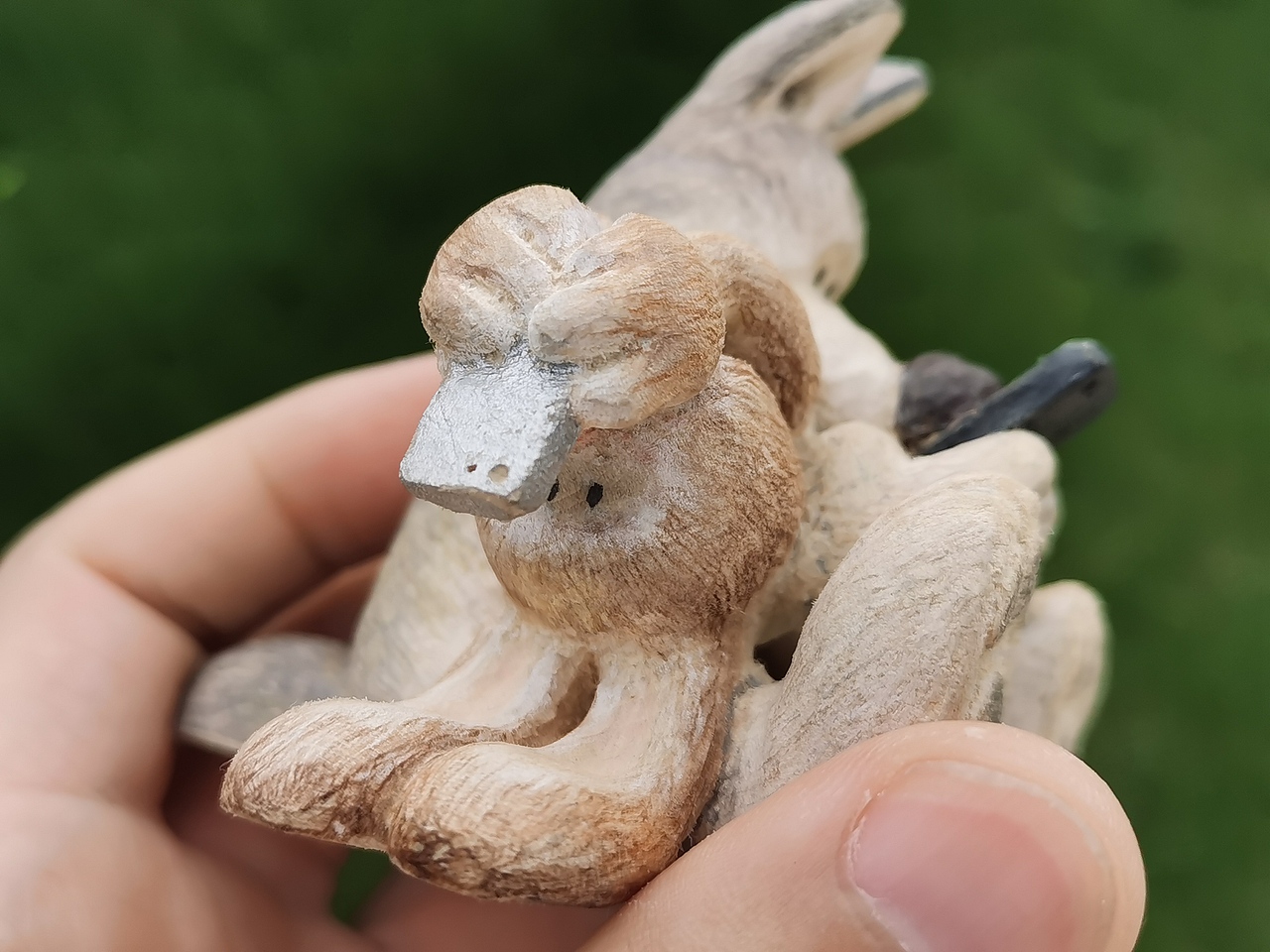 创意木雕“手机狂热”——当动物们也玩起了手机