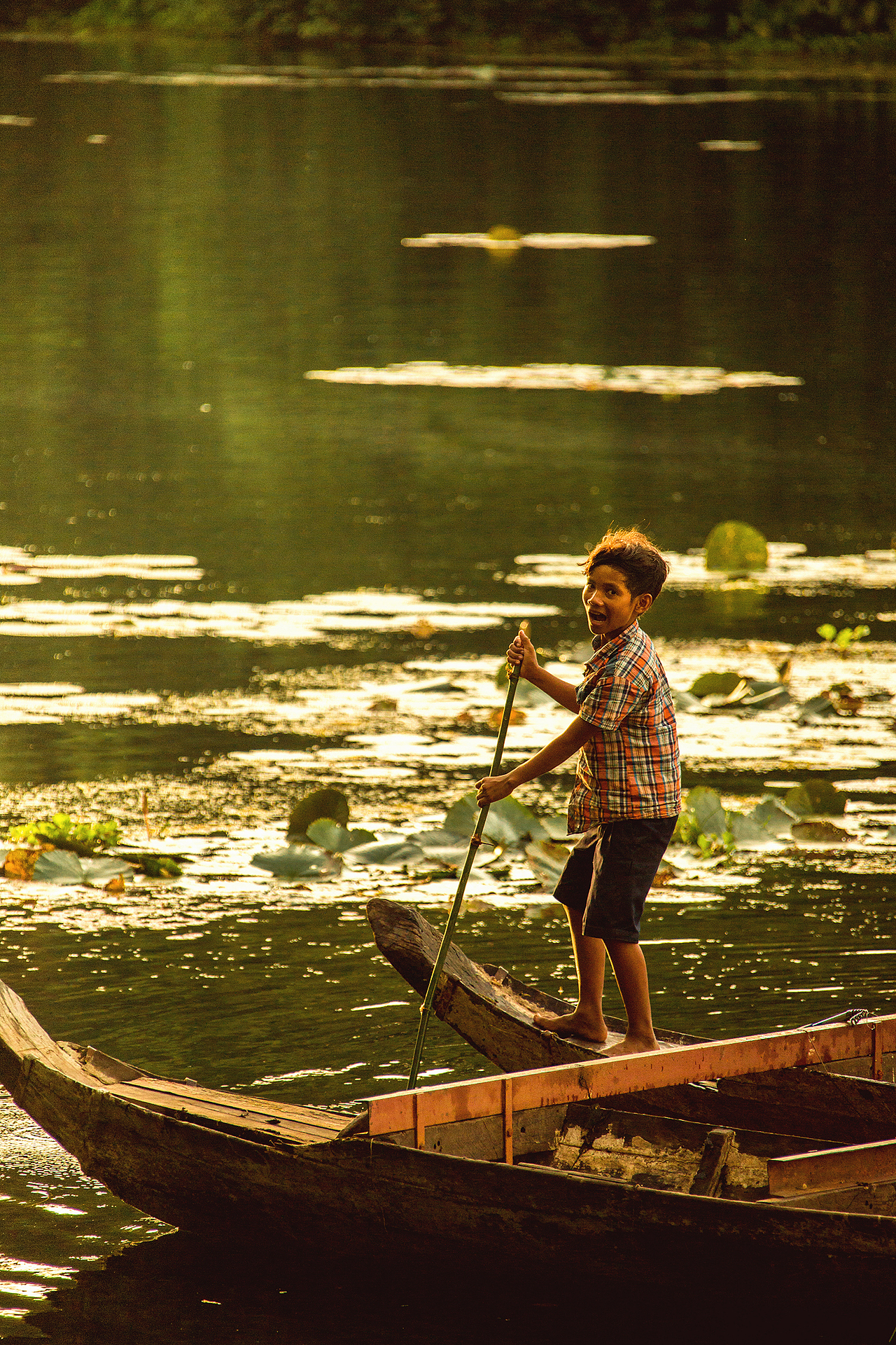 渔船上的小男孩（图ZMTAzNzQwNjU2） - 人文/纪实摄影 - 站酷设计师冈拉梅朵原创素材 - 站酷ZCOOL