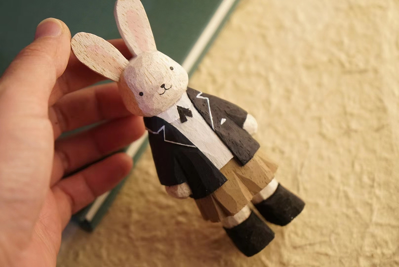 木雕 | 学院风兔子（图ZMjk2Mjg2Nzcy） - 其他手工艺 - 站酷设计师拾光漫漫原创素材 - 站酷ZCOOL