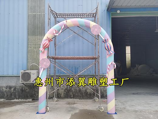 玻璃钢糖果门头雕塑在商业购物广场的闪烁出绚烂的光彩