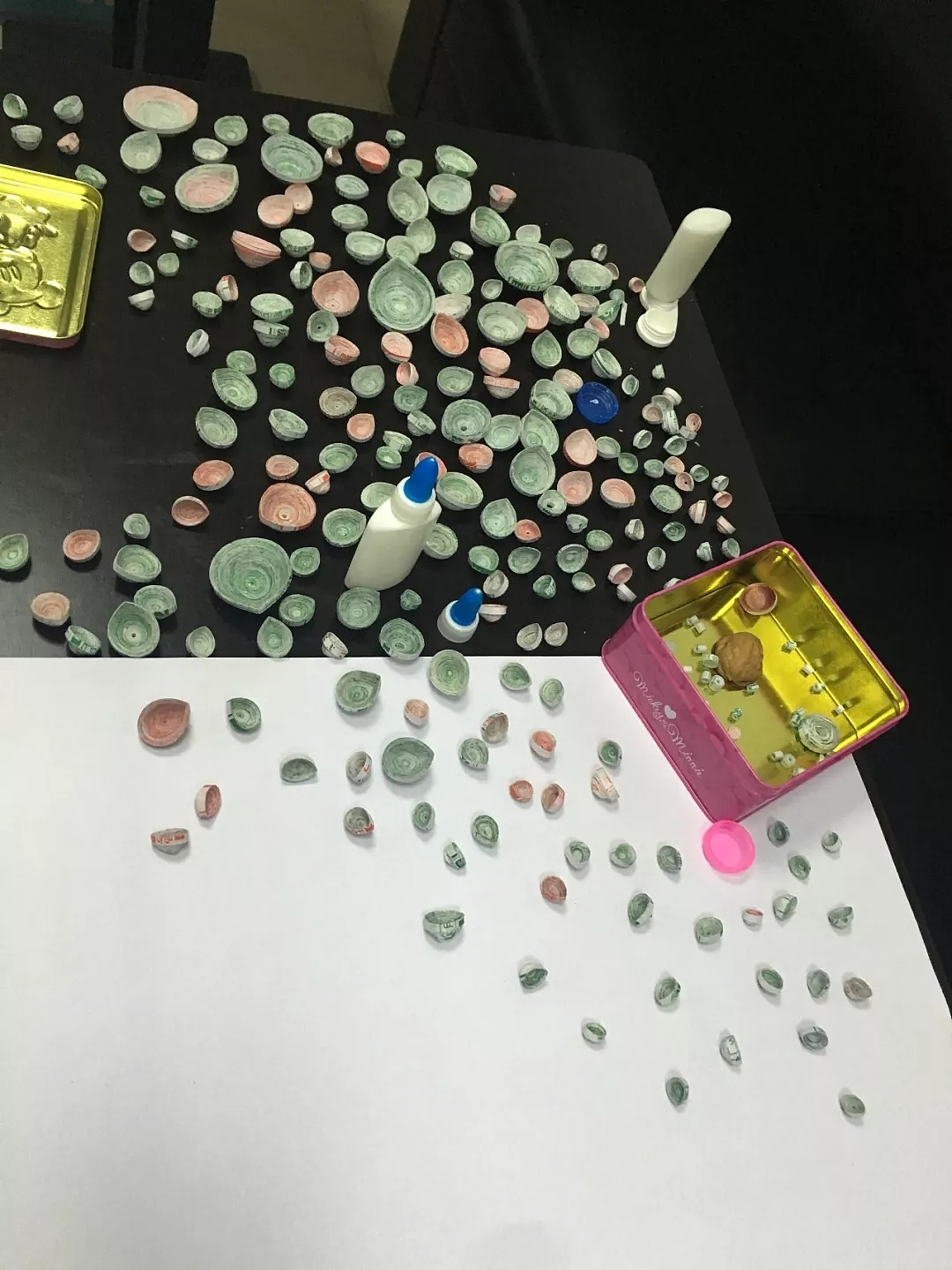 至于我到底花了多少时间来做这个作品
<br>我也估算不出来,只是觉得很久很久。。。<br><br>两页半的日历纸卷一个最外围的大花瓣<br><br>需1.5个小时左右<br><br>半页纸卷一个最小的花瓣<br><br>需20分钟左右<br><br>(以上包括裁纸时间)<br><br>接下来<br><br>算算看,大概它花了多少时间呢?