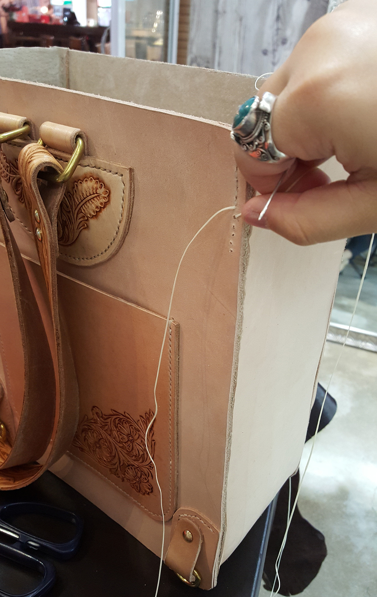 个性定制皮雕彩绘背包