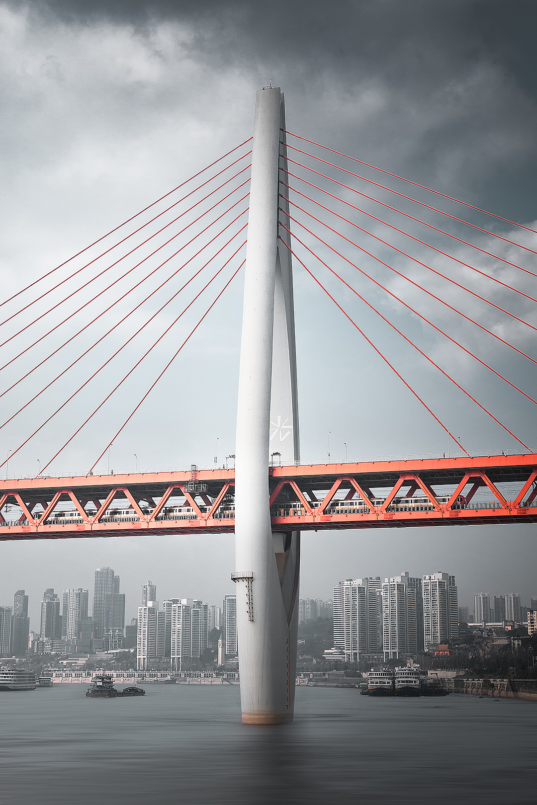 重庆东水门大桥.摄于重庆南滨路滨江步道.