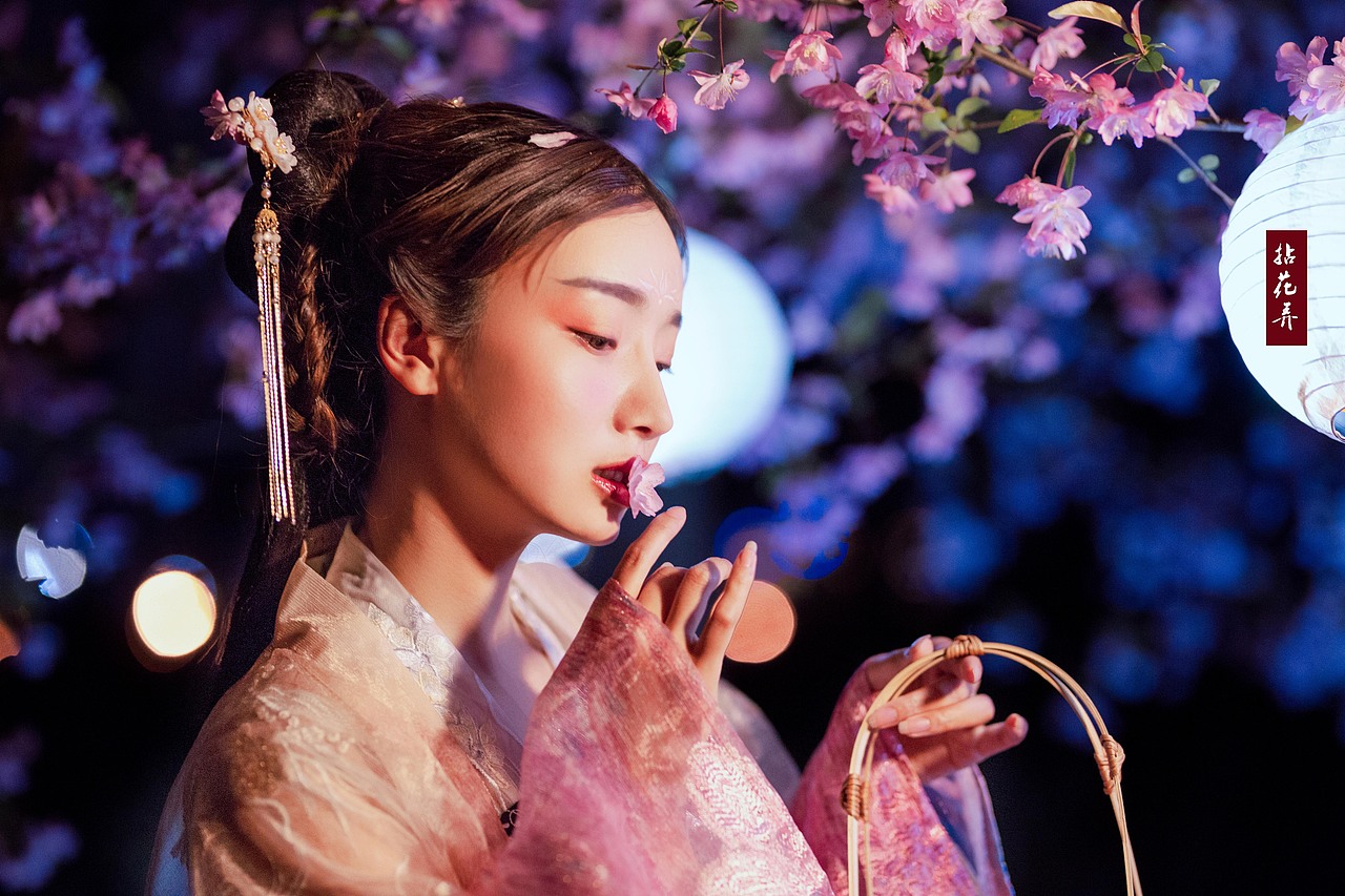 拈花弄（图ZMTI1ODU1NjQw） - 人像摄影 - 站酷设计师教书先生Henry原创素材 - 站酷ZCOOL