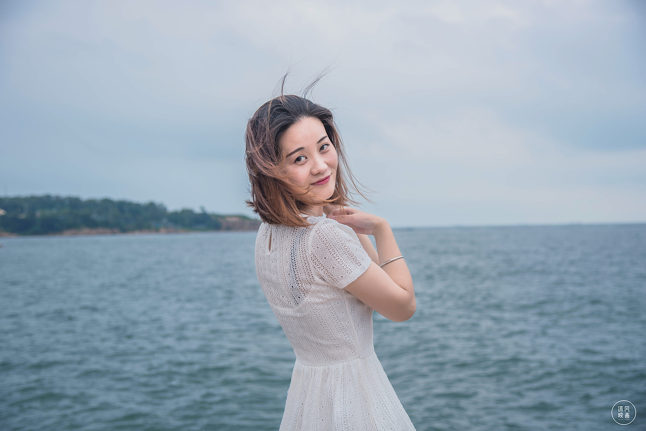 青岛夏日海边妹子摄影