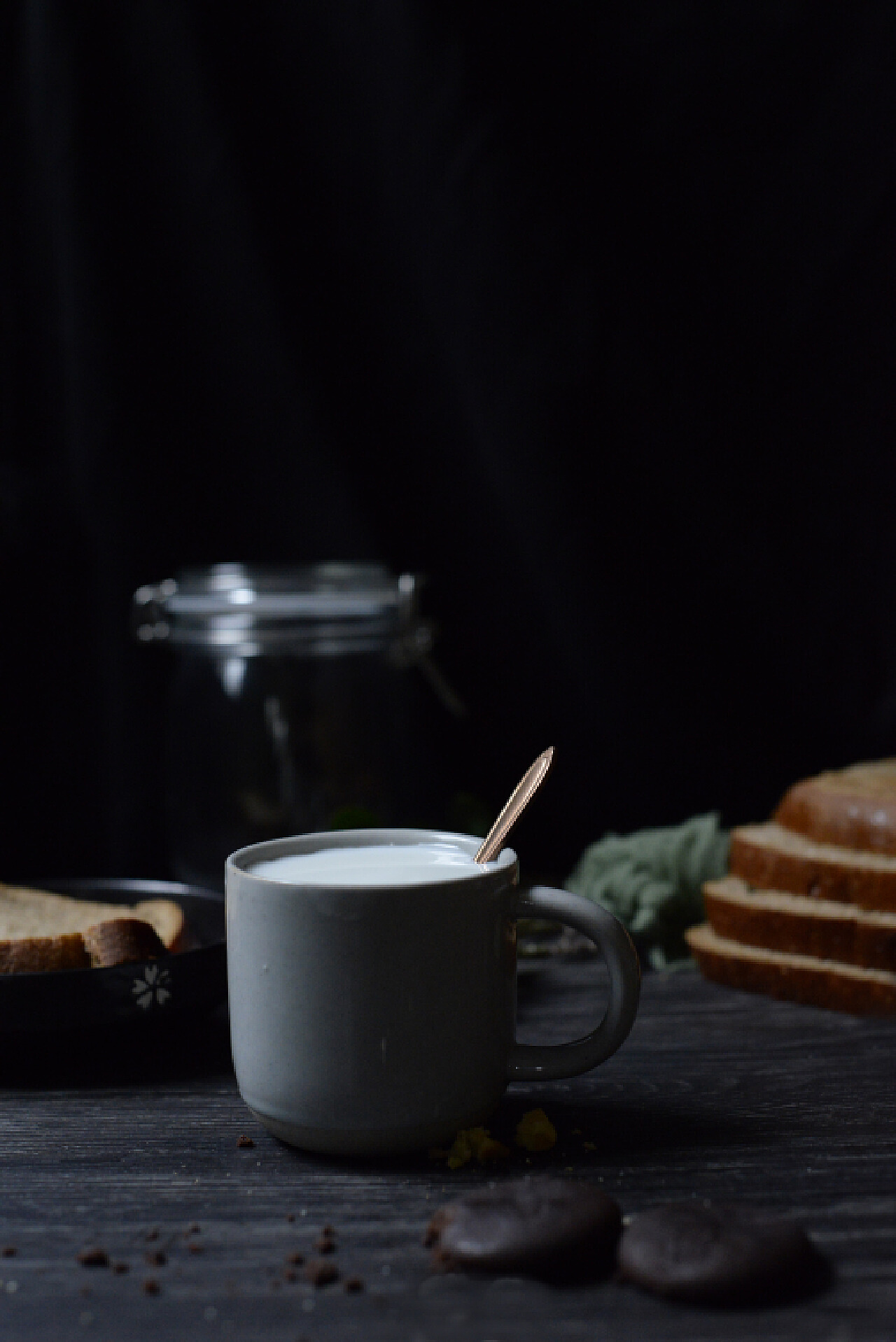 早餐牛奶面包摄影图高清摄影大图-千库网