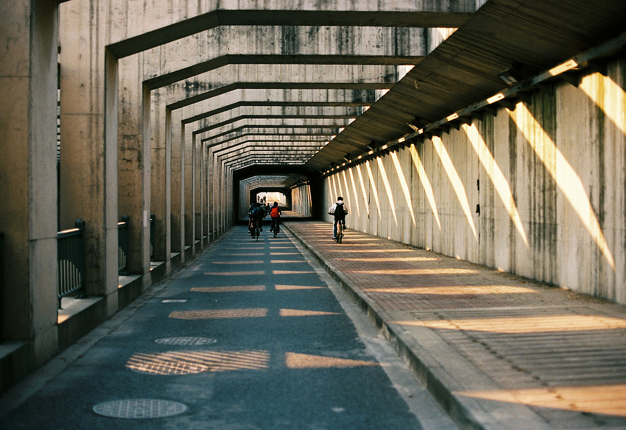 一台胶片机、一辆自行车