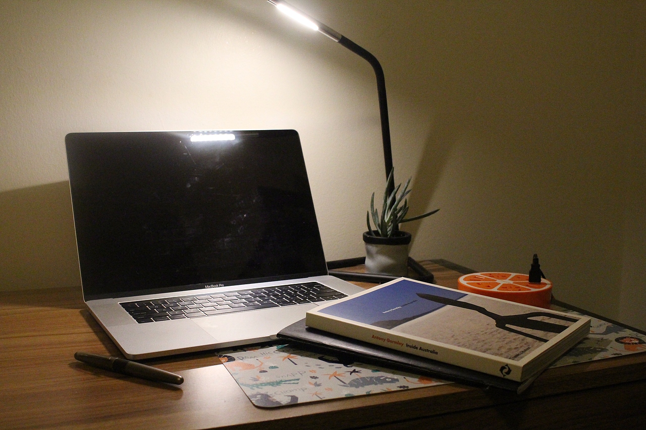 MAYA书桌场景建模渲染（图ZMTk4MTE1MTA4） - 场景 - 站酷设计师树袋考拉熊原创素材 - 站酷ZCOOL