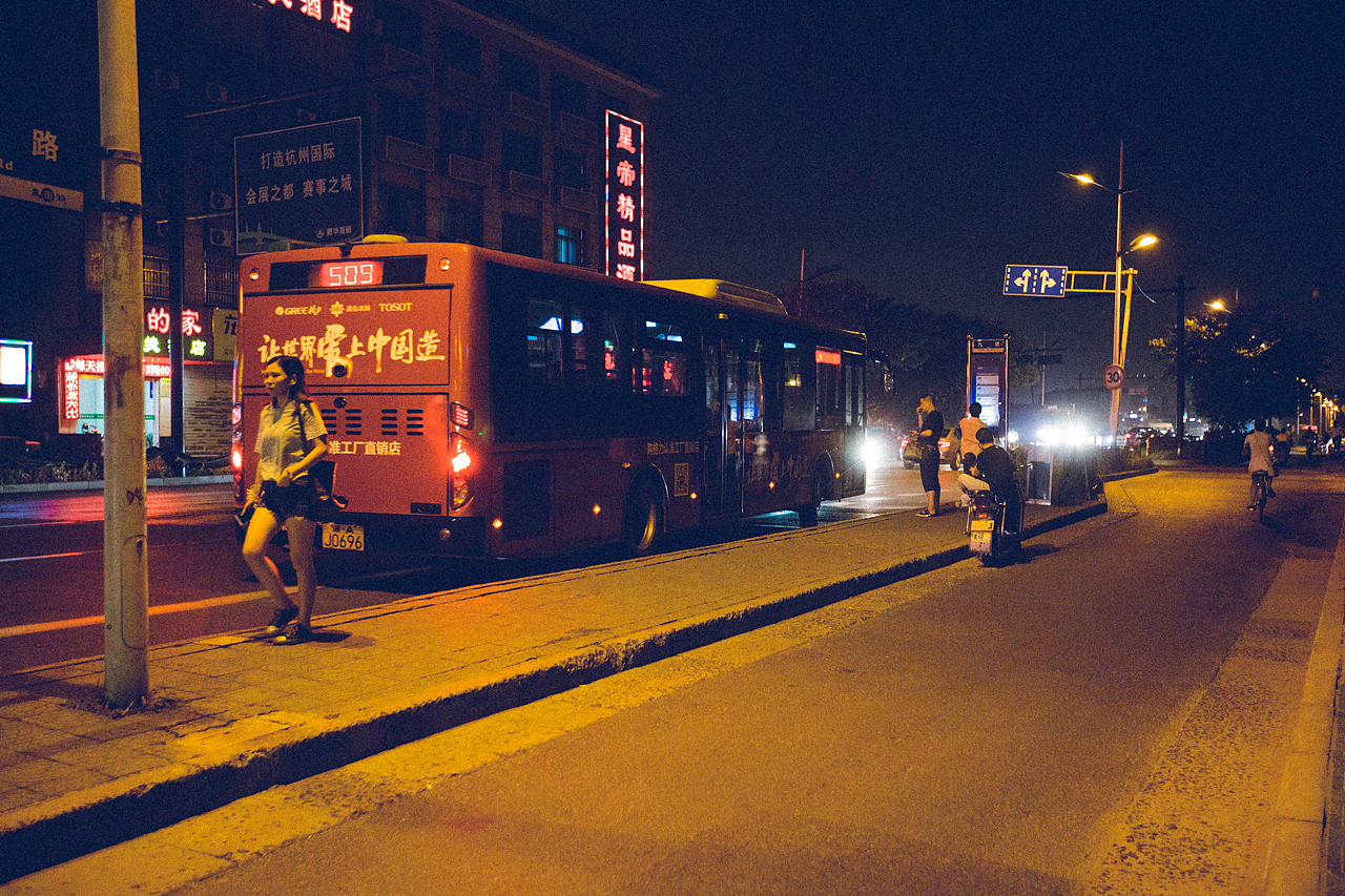 夜的颜色只是你的伪装