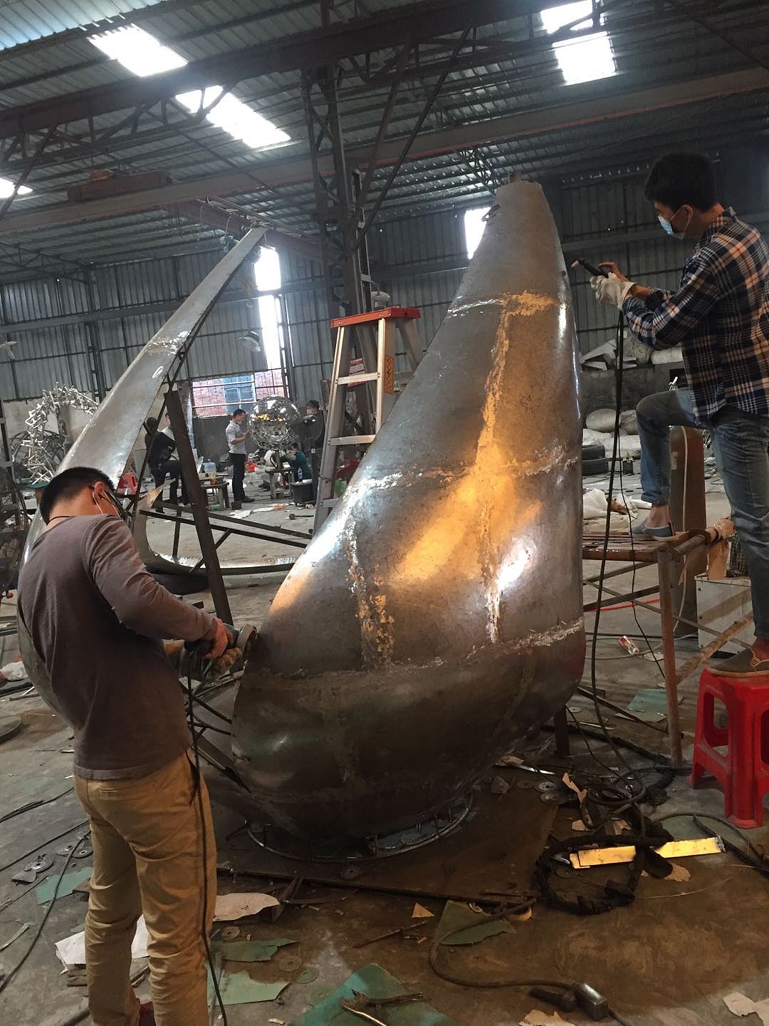 大型不锈钢雕塑制作现场 出口新加坡的雕塑（图ZMjMwNzQ2NTMy） - 工艺品设计 - 站酷设计师高档金属制品原创素材 - 站酷ZCOOL