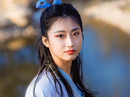 似带如丝柳,团酥握雪花
