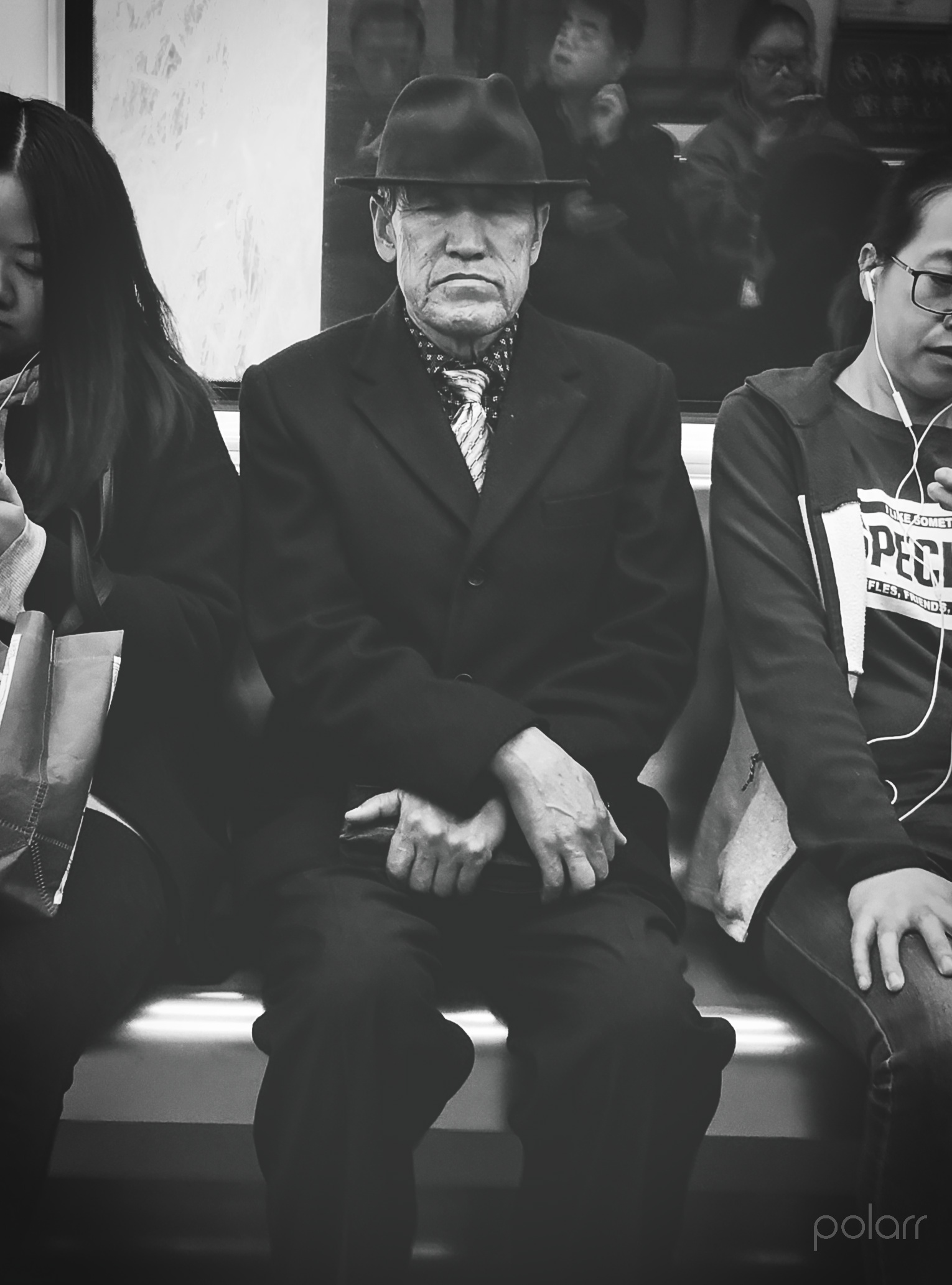 地铁上的精致老头