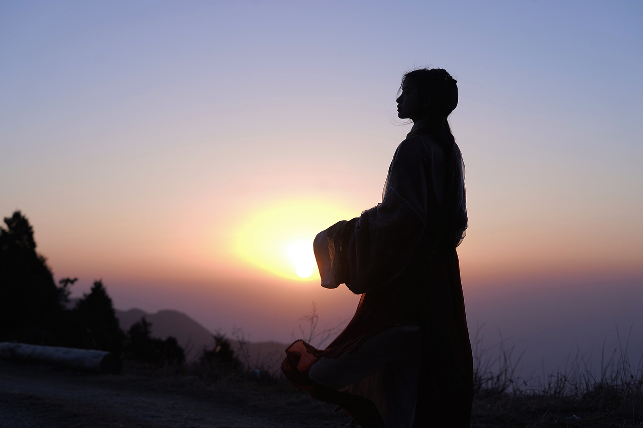 月色与雪色之间,你是第三种绝色