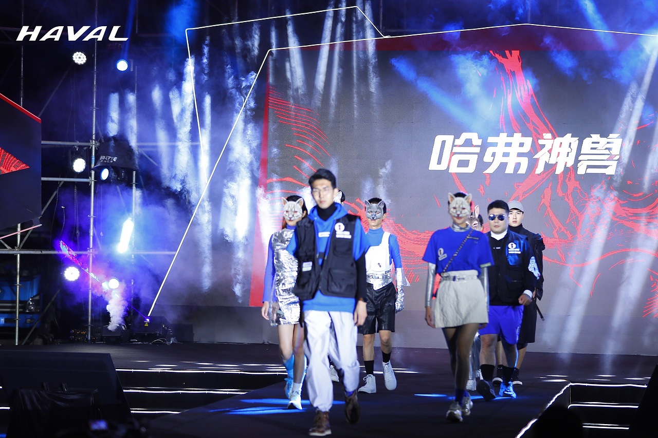 黑、蓝、反光，体现未来科技