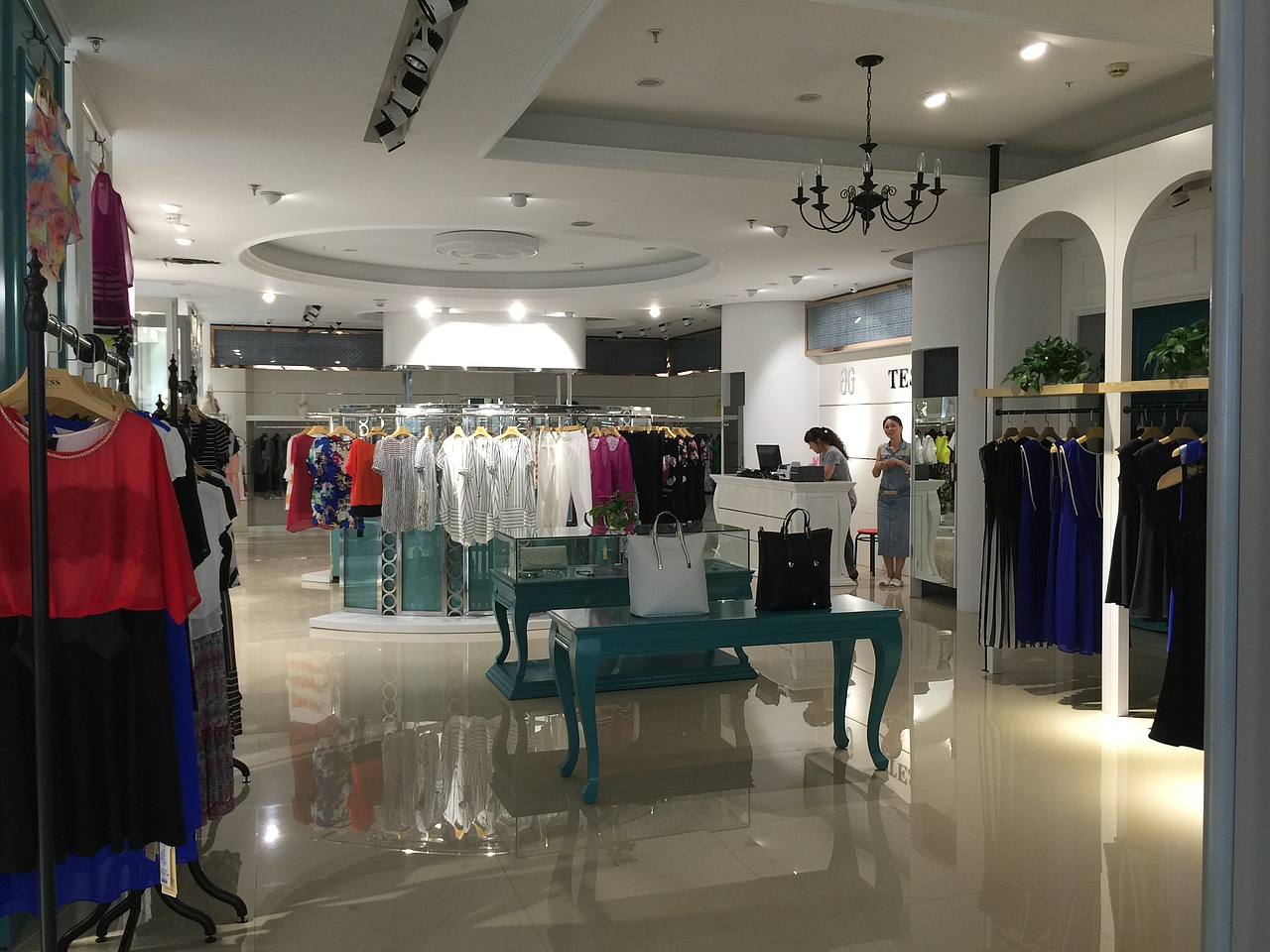 娅格/尚缇斯女装专卖店