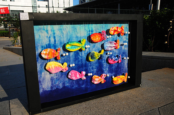 这次又玩了扎染，用袜子染得小鱼，背景也是扎染的 算是工艺品吧 哈哈（图ZNTIwMjEwMA==） - 创作习作 - 站酷设计师陈征MOKA原创素材 - 站酷ZCOOL