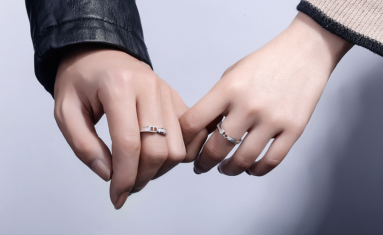 情侣钻戒应该戴在哪个手指 – 我爱钻石网官网