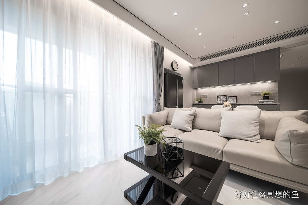 餐边柜中间有大理石台面和背板,整体好打理很多,加上灯光的点缀,很有层次感。
<br>