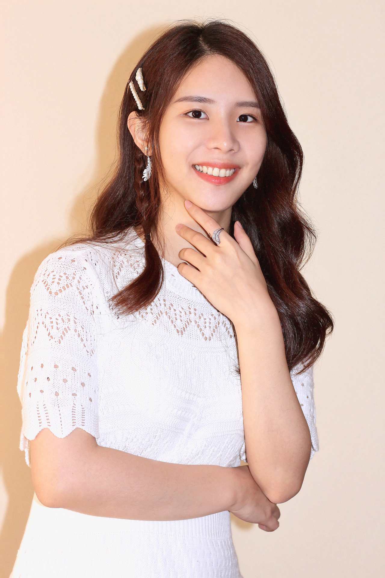 陈梓平白色清新简约形象照写真